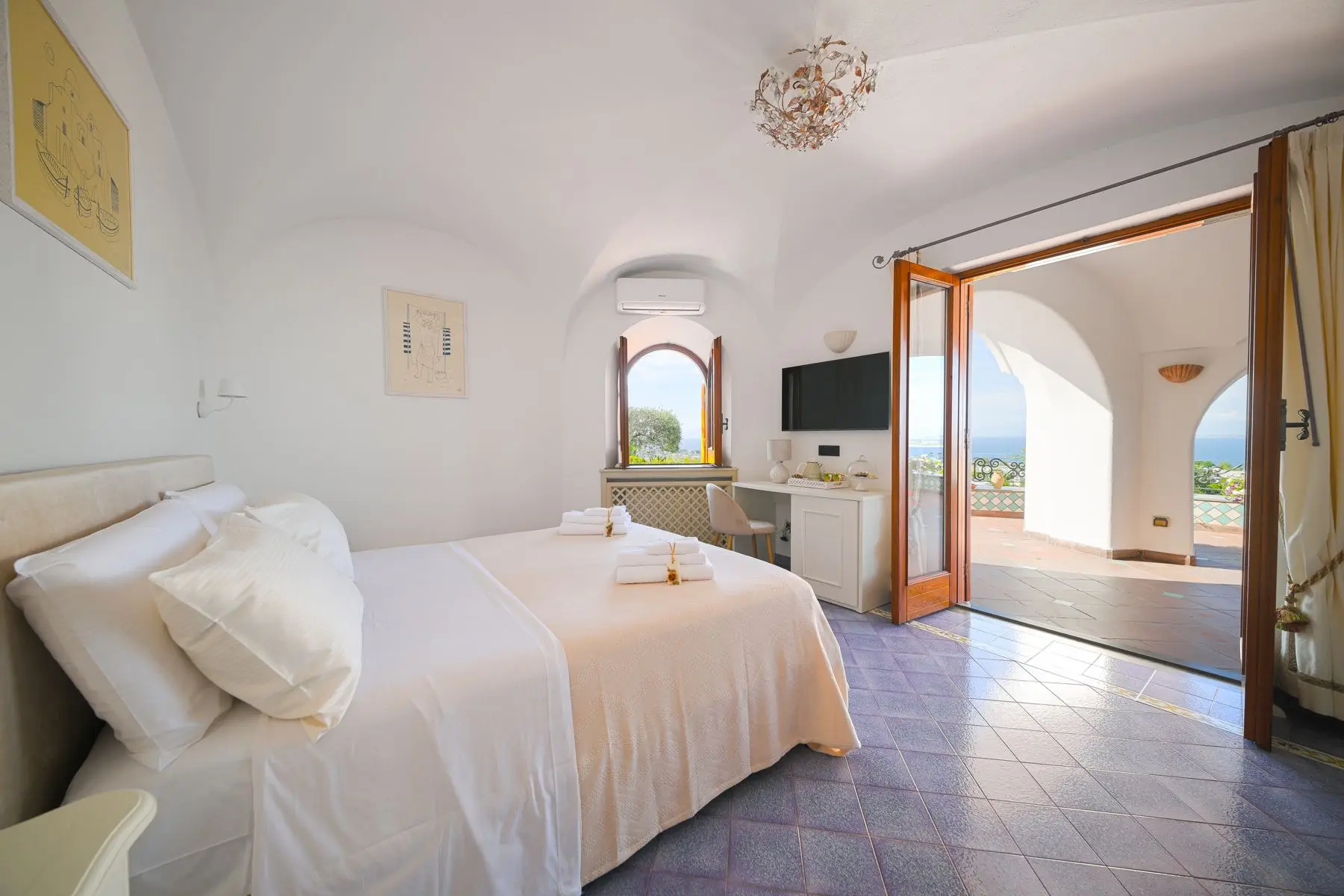 The Orizzonte room with white vaults, open onto the sea view terrace